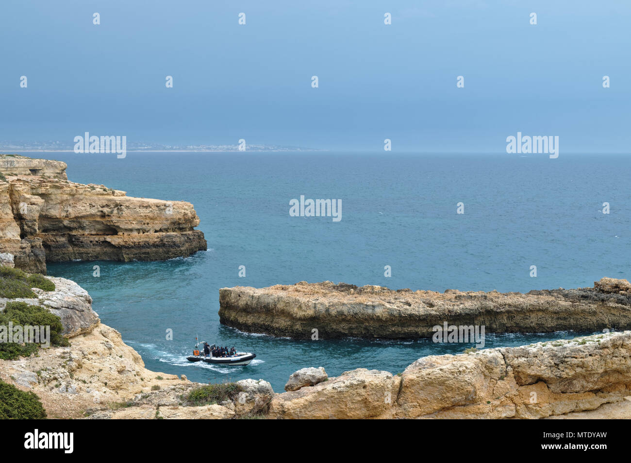 Grotta di barca escursioni lungo la costa di lagoa, algarve, portogallo Foto Stock