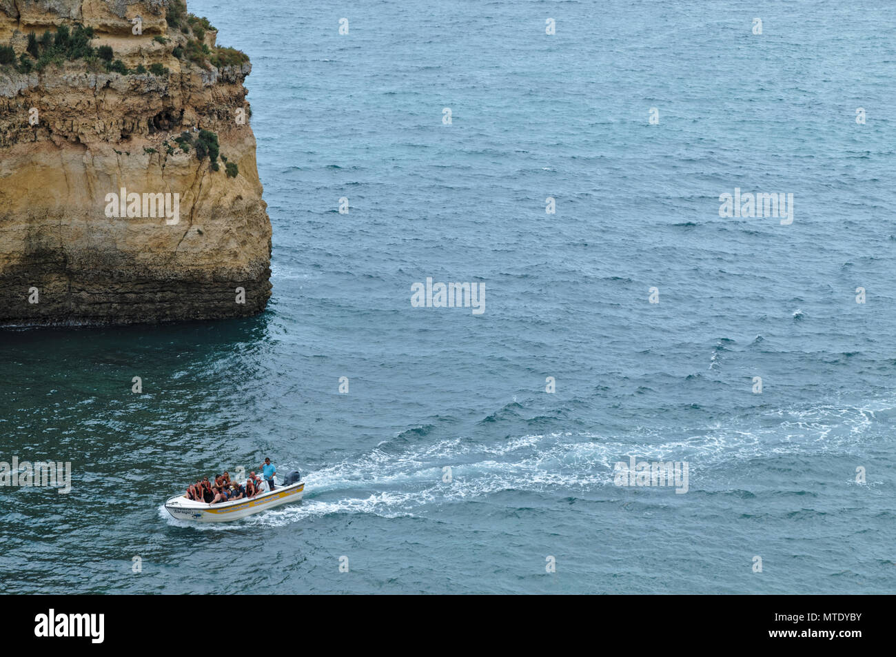 Grotta di barca escursioni lungo la costa di lagoa, algarve, portogallo Foto Stock