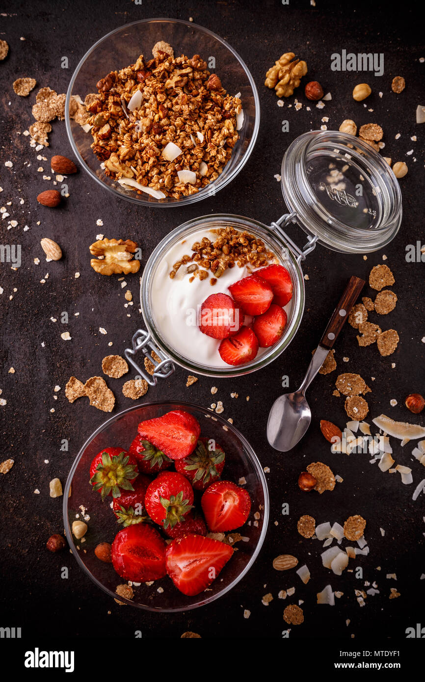 Il Granola al mattino la colazione è servita con yogurt greco e frutta fresca Foto Stock