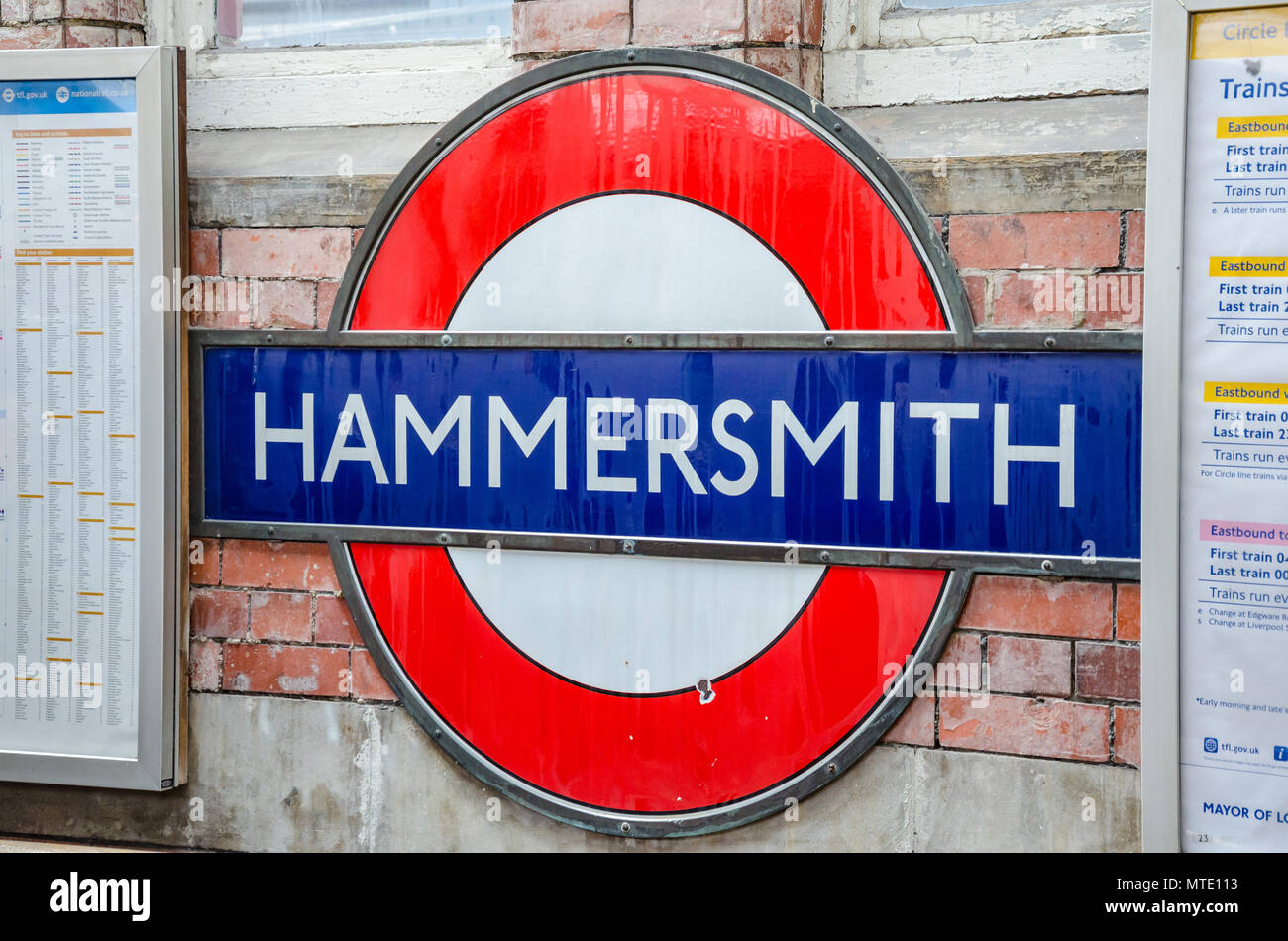 Un iconico London Underground nome segno alla stazione di Hammersmith. Foto Stock