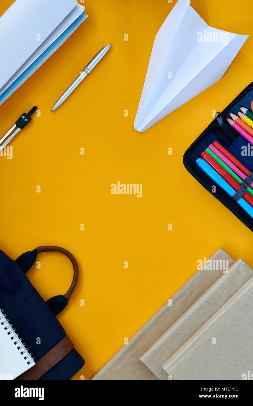 Sfondo giallo con forniture per ufficio Foto Stock