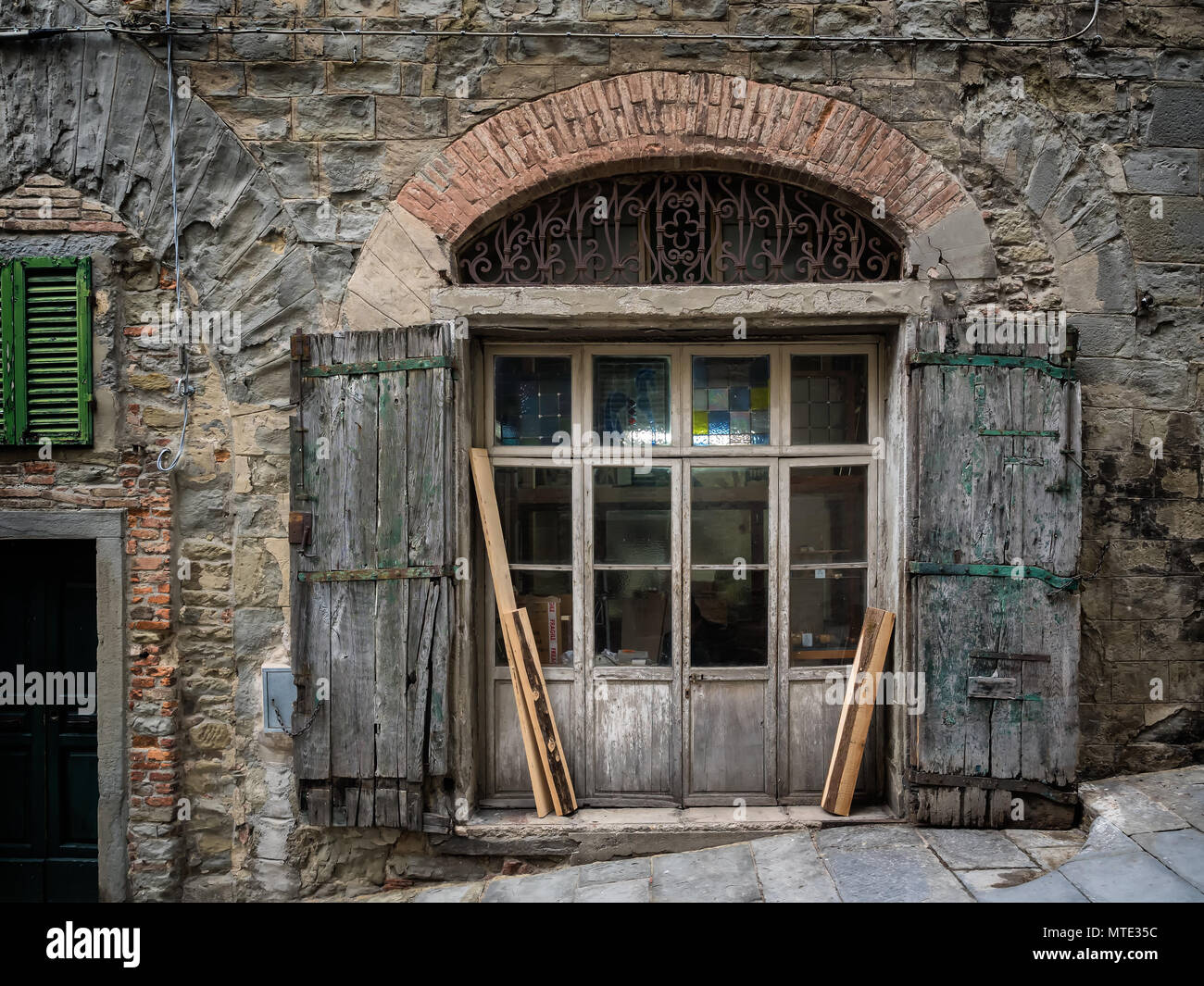 Ingresso al tradizionale workshop carpenter, Cortona Toscana Italia Foto Stock