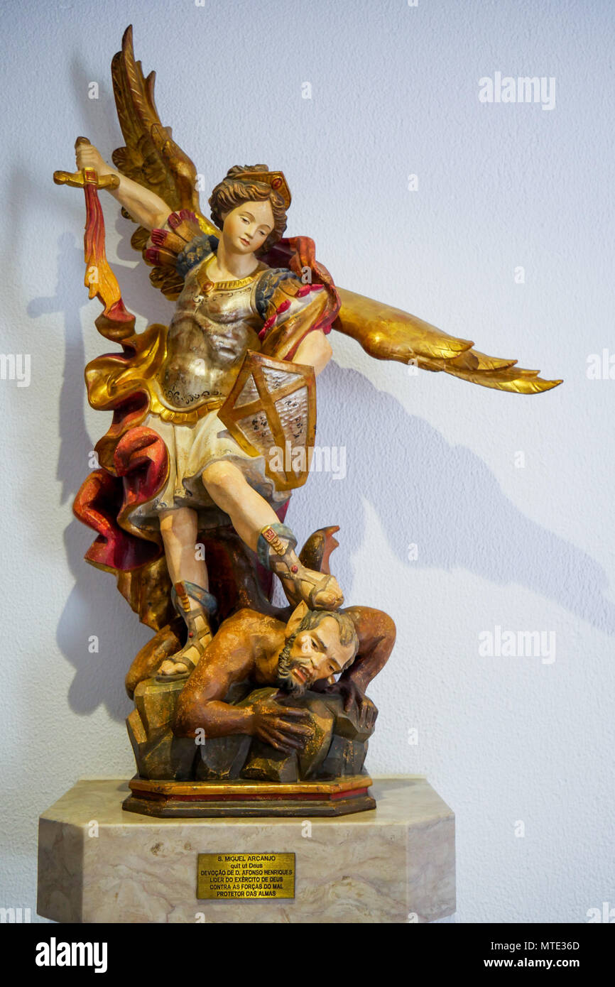 Statua di Saint Michel Arcangelo, Monumento dos Combatentes do Ultramar, quartiere Belem, Lisbona, Portogallo Foto Stock