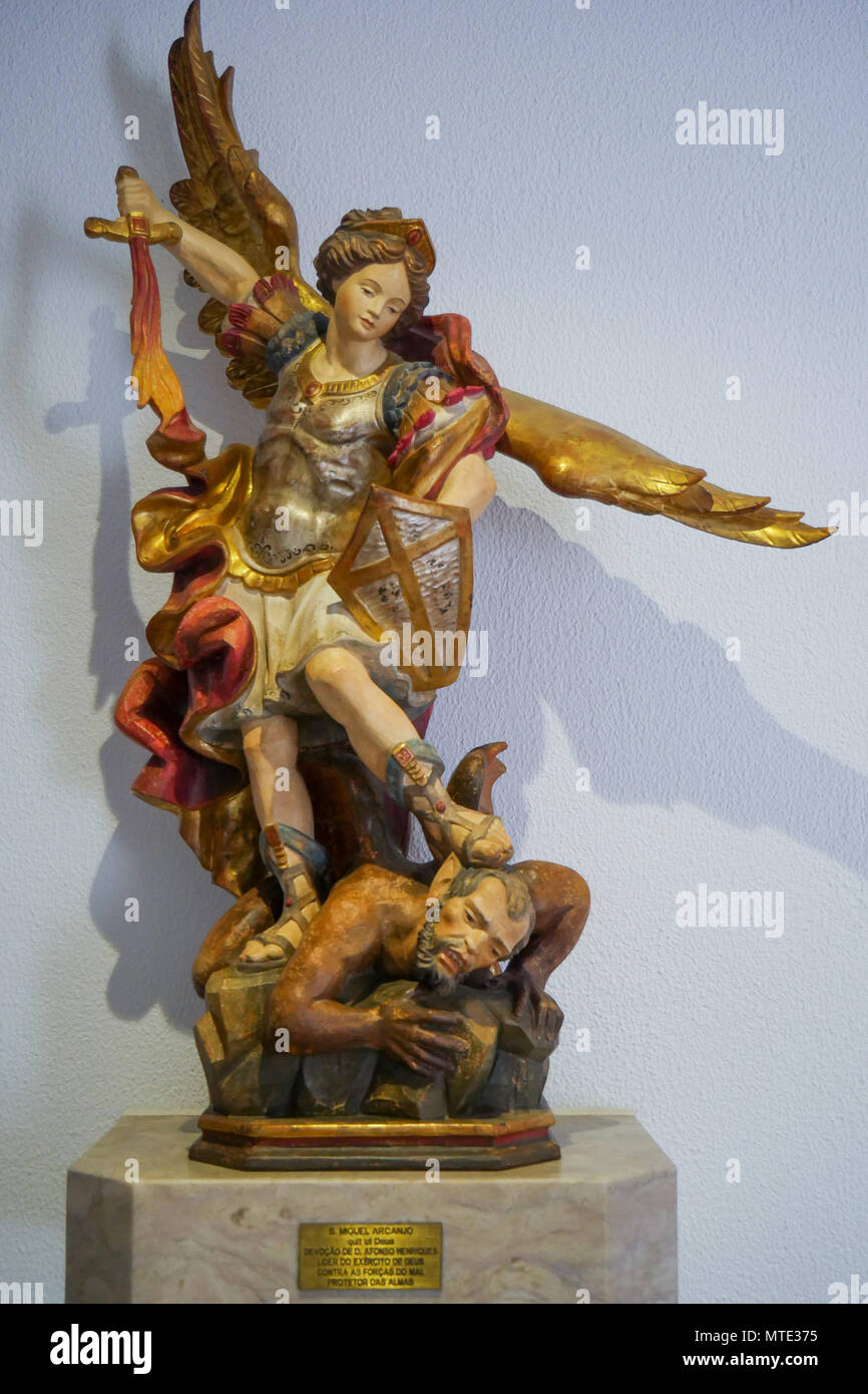 Statua di Saint Michel Arcangelo, Monumento dos Combatentes do Ultramar, quartiere Belem, Lisbona, Portogallo Foto Stock