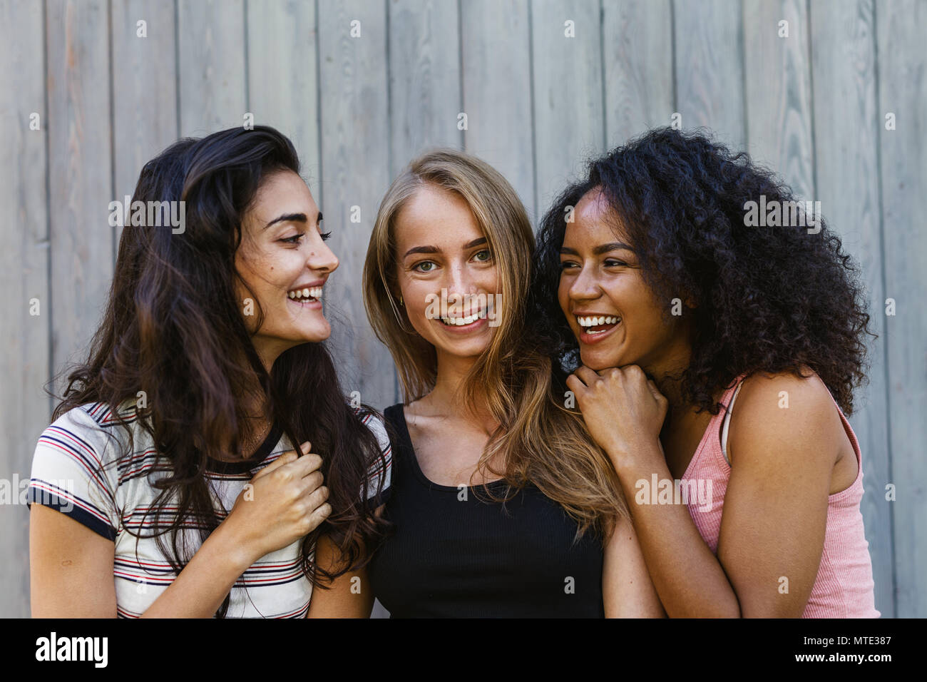 Tre belle donne giovani avendo divertimento all'aperto Foto Stock