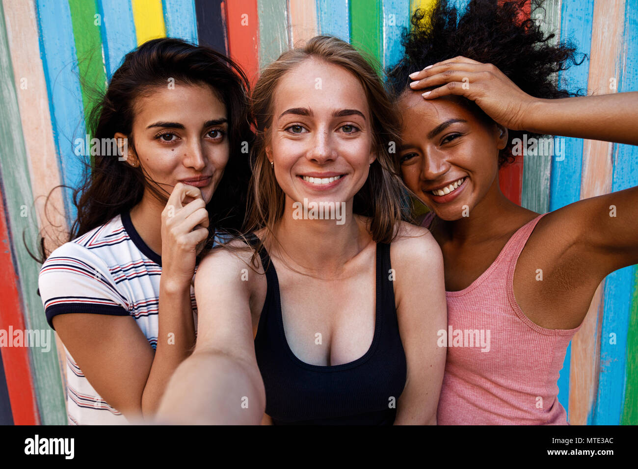 Bella donna sorridente tenendo selfie con telefono cellulare, outdoor shot Foto Stock