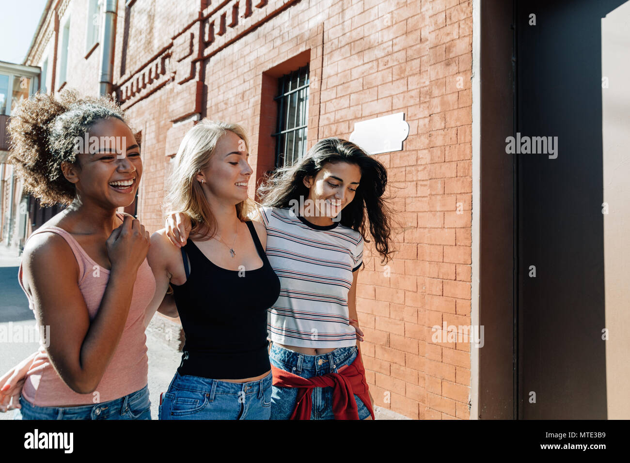 Giovani felici donne passeggiate all'aperto in città Foto Stock