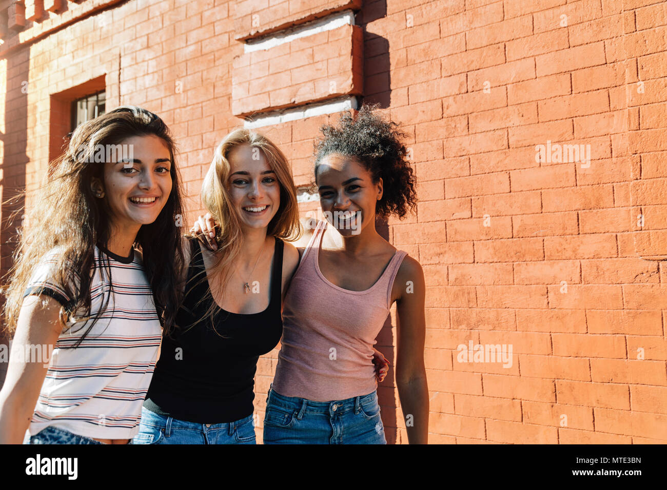 Ritratto di tre belle donne sulla strada di città Foto Stock