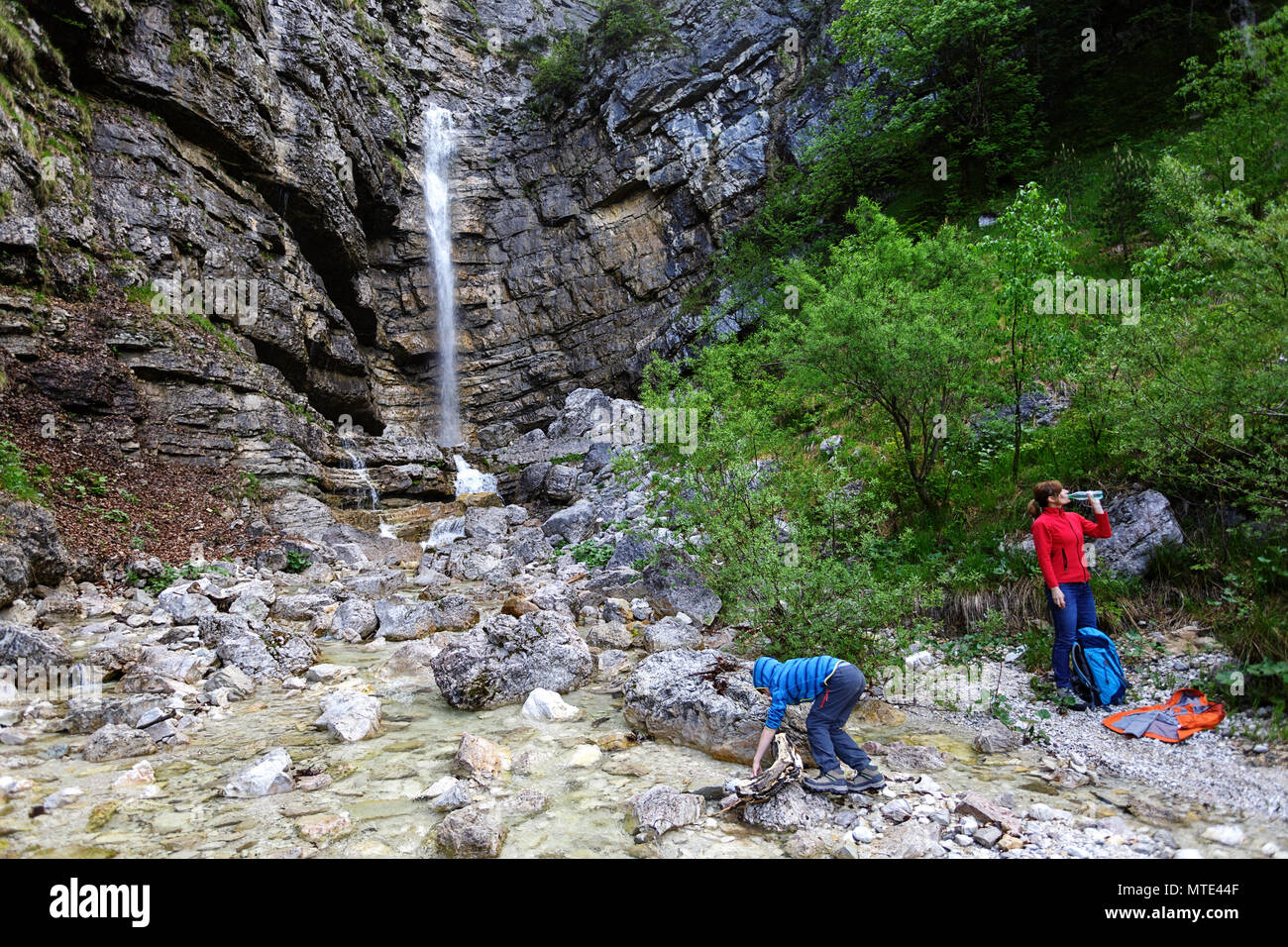 Madre e figlio di prendere un periodo di riposo a cascata Foto Stock