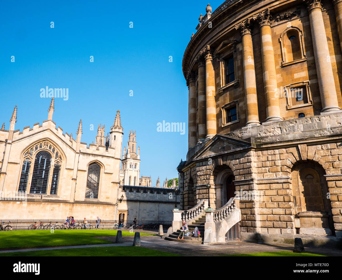 Radcliffe Camera Oxford University Libreria di riferimento, con tutte le anime college in background, Radcliffe Sq, Oxford, Oxfordshire, England, Regno Unito, GB. Foto Stock