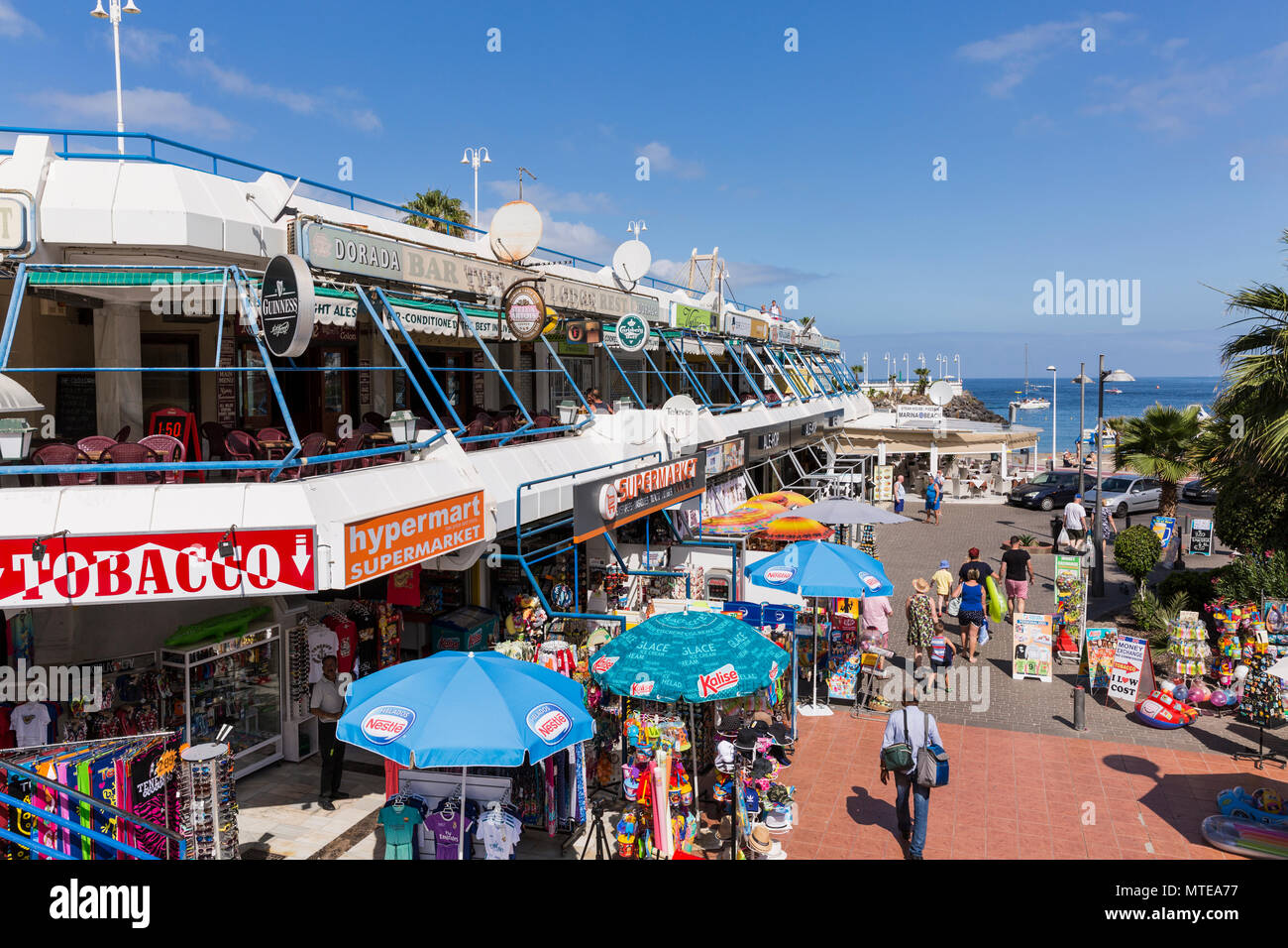 Centro commerciale con negozi di souvenir, bar e ristoranti del resort di Puerto Colon Playa de Las Americas, Tenerife, Isole Canarie, Spagna Foto Stock