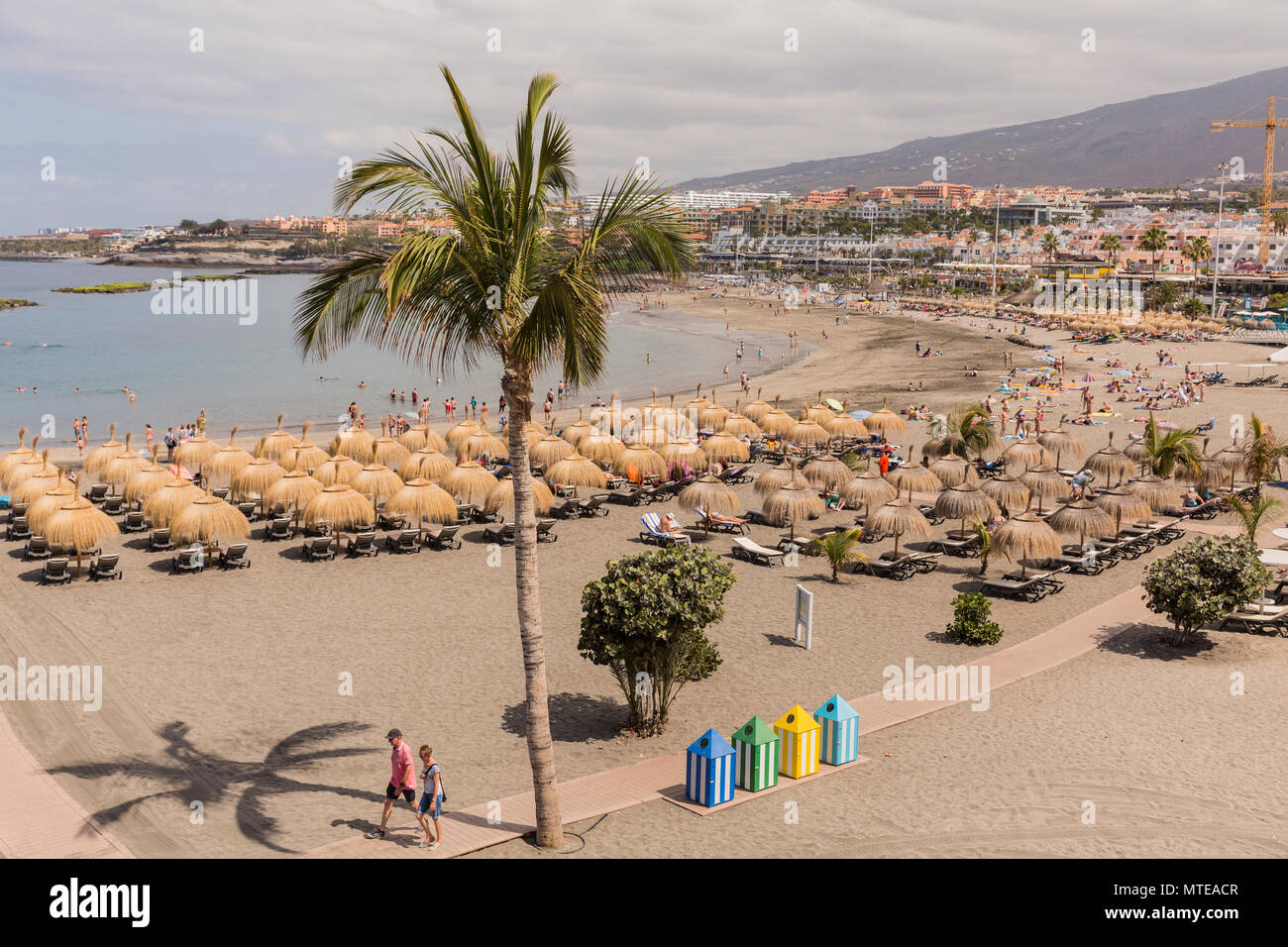 Dal tetto di paglia ombrelloni su Puerto Colon spiaggia con sabbia dorata, a Costa Adeje, a Playa de Las Americas, Tenerife, Isole Canarie, Spagna Foto Stock