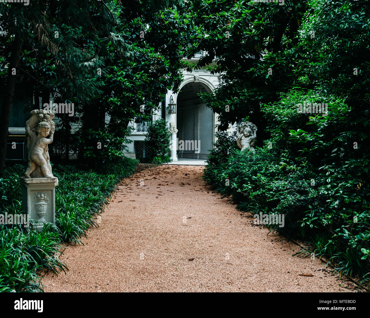 Ingresso di Villa Invernizzi, a Porta Venenzia, Lombardia, Italia. Questa è la casa del fondatore della famosa mio formaggio morbido .Il giardino ospita fenicotteri Foto Stock