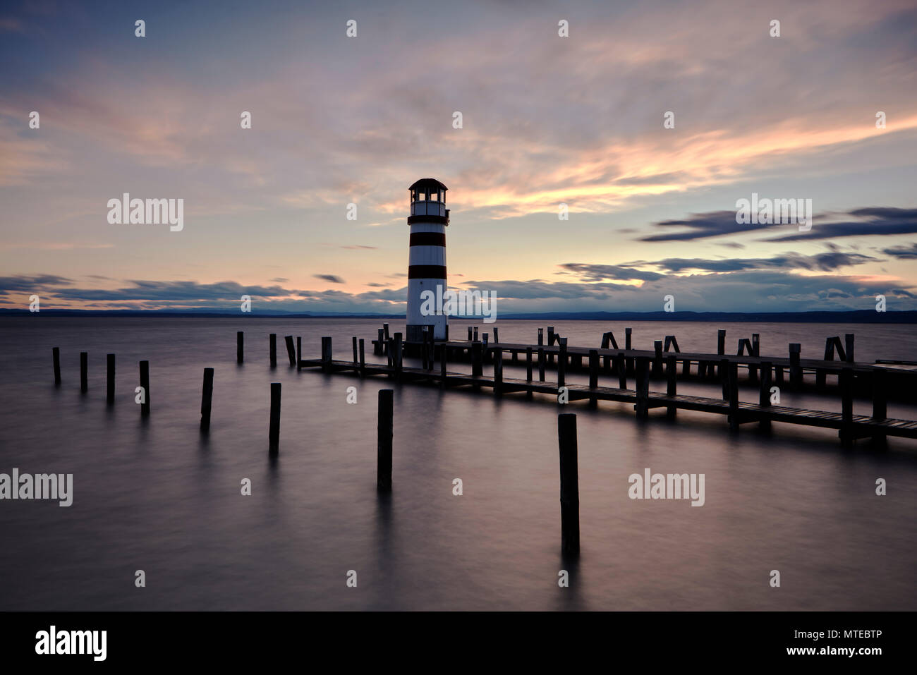 Faro al tramonto, il lago di Neusiedl, Podersdorf, Burgenland, Austria Foto Stock