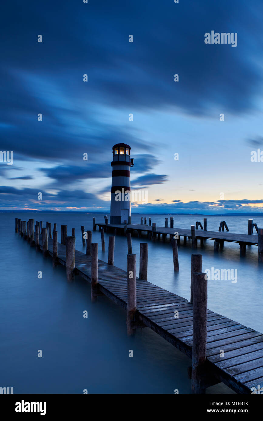 Faro al tramonto, il lago di Neusiedl, Podersdorf, Burgenland, Austria Foto Stock