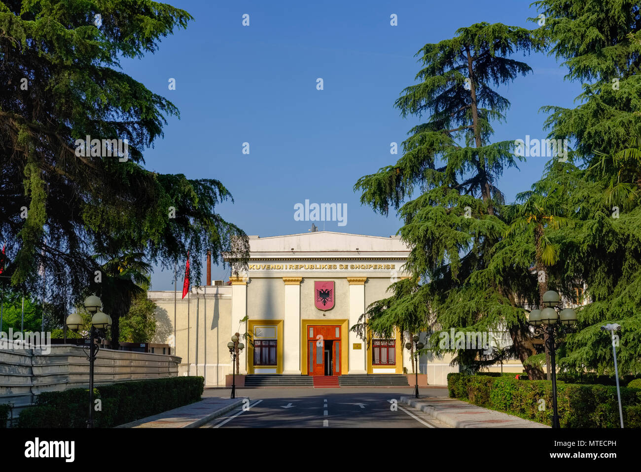 Il Palazzo del Parlamento, centro città, Tirana, Albania Foto Stock