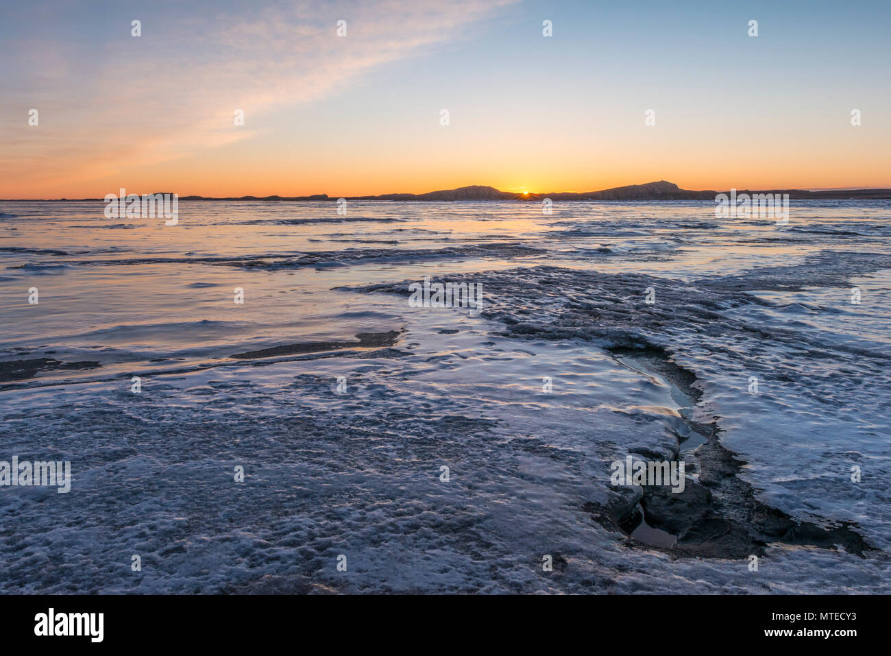 Tramonto sul mare ghiacciato, West Islanda Islanda Foto Stock