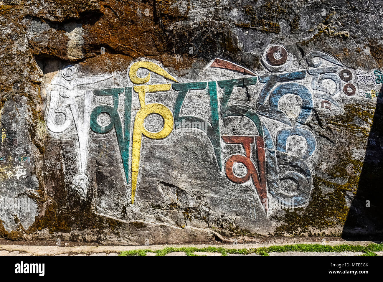 Pittura murale, buddista mantra Om mani padme hum, Choedrak Monastero a 3800 m, Bumthang, Himalaya, Regno del Bhutan Foto Stock