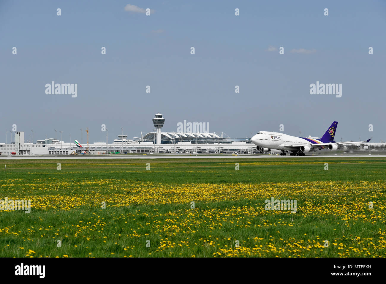 Thai Airways, Boeing, B747, durante la fase di decollo, pista Sud, Aeroporto di Monaco di Baviera, Baviera, Baviera, Germania Foto Stock
