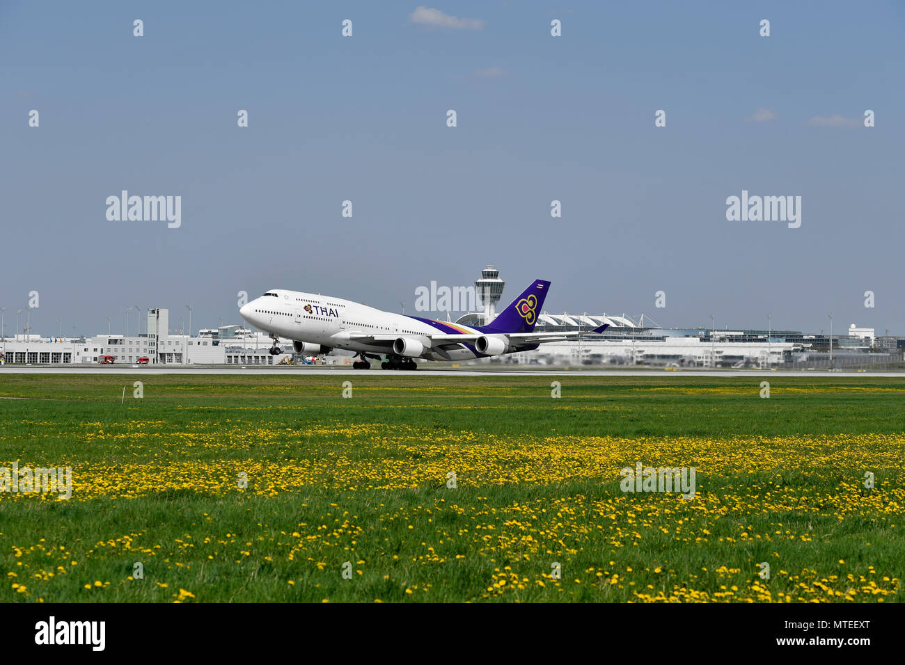 Thai Airways, Boeing, B747, durante la fase di decollo, pista Sud, Aeroporto di Monaco di Baviera, Baviera, Baviera, Germania Foto Stock