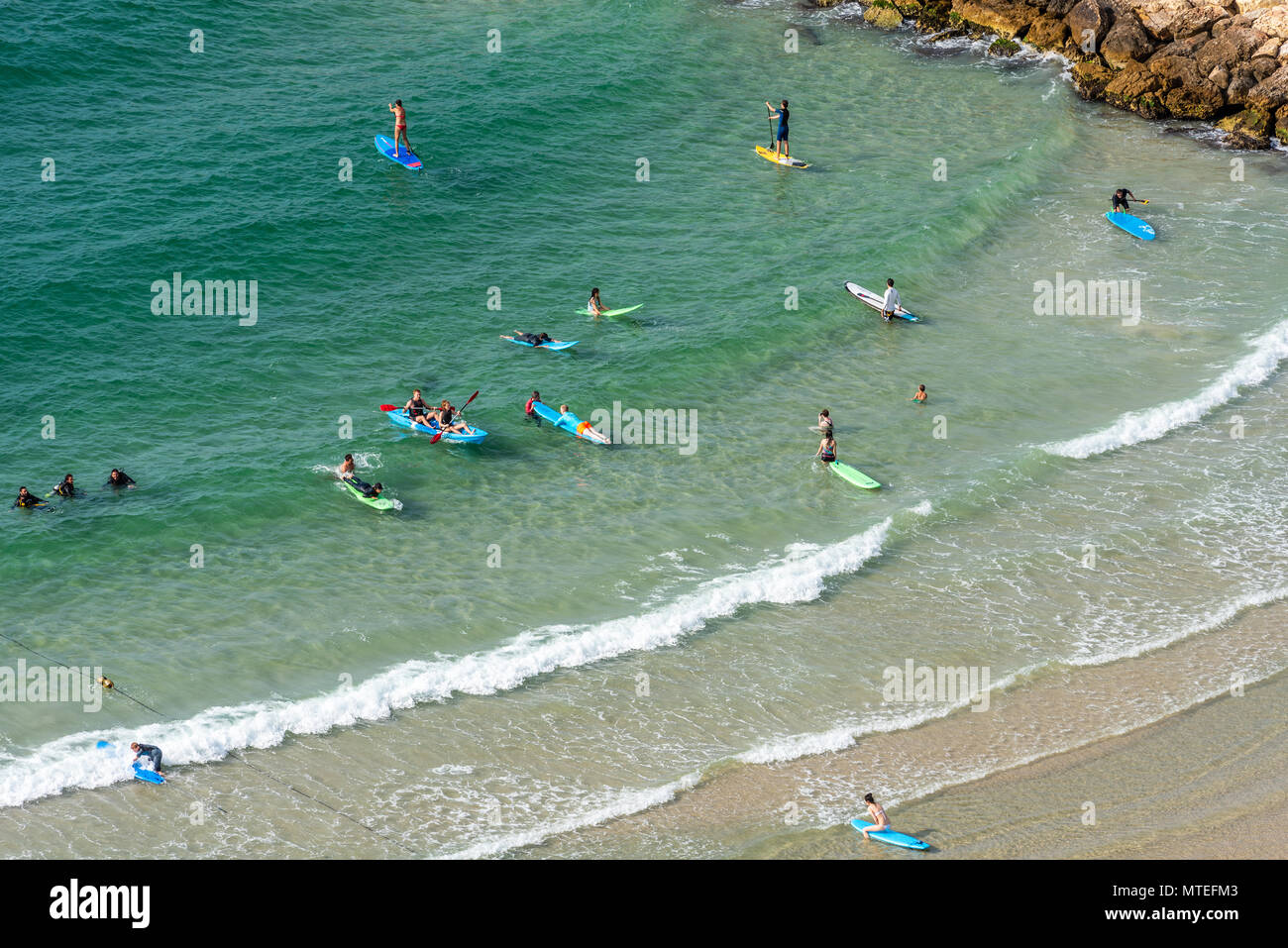 Israele, Tel Aviv - 28 Ottobre 2017: Beachgoers godendo di sport acquatici presso la spiaggia di Tel Aviv Foto Stock