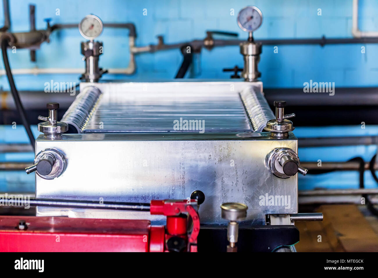 Cartuccia industriale Meccanismo di filtro in cantina Foto Stock