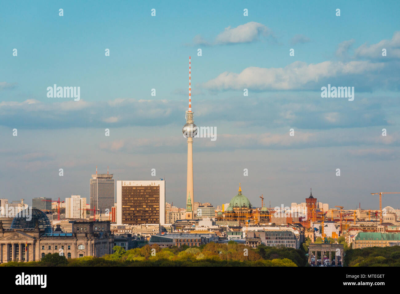 Berlino torre della TV e antenna skyline al di sopra del centro di Berlino, Germania Foto Stock