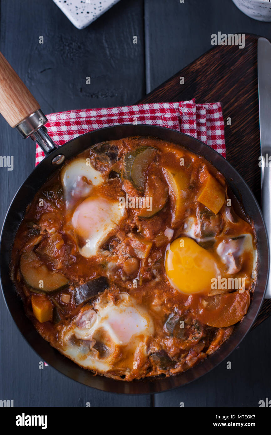 Shakshuka, uova fritte in salsa di pomodoro per il brunch pasquale. Spazio di copia Foto Stock