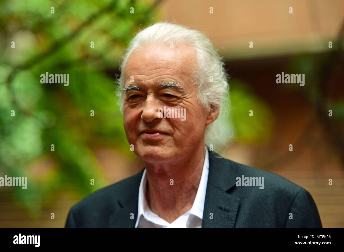 Led Zeppelin chitarrista Jimmy Page arriva a un permesso di pianificazione riunione a Kensington Town Hall di Londra, dove egli è parlare fuori contro un applicazione di pianificazione che crede possa pregiudicare la sua casa. Foto Stock