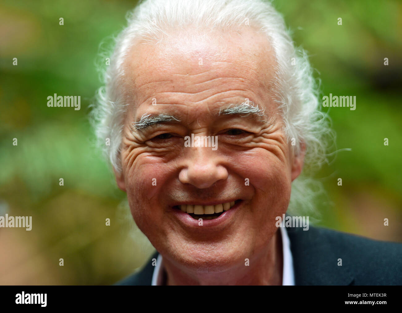 Led Zeppelin chitarrista Jimmy Page arriva a un permesso di pianificazione riunione a Kensington Town Hall di Londra, dove egli è parlare fuori contro un applicazione di pianificazione che crede possa pregiudicare la sua casa. Foto Stock