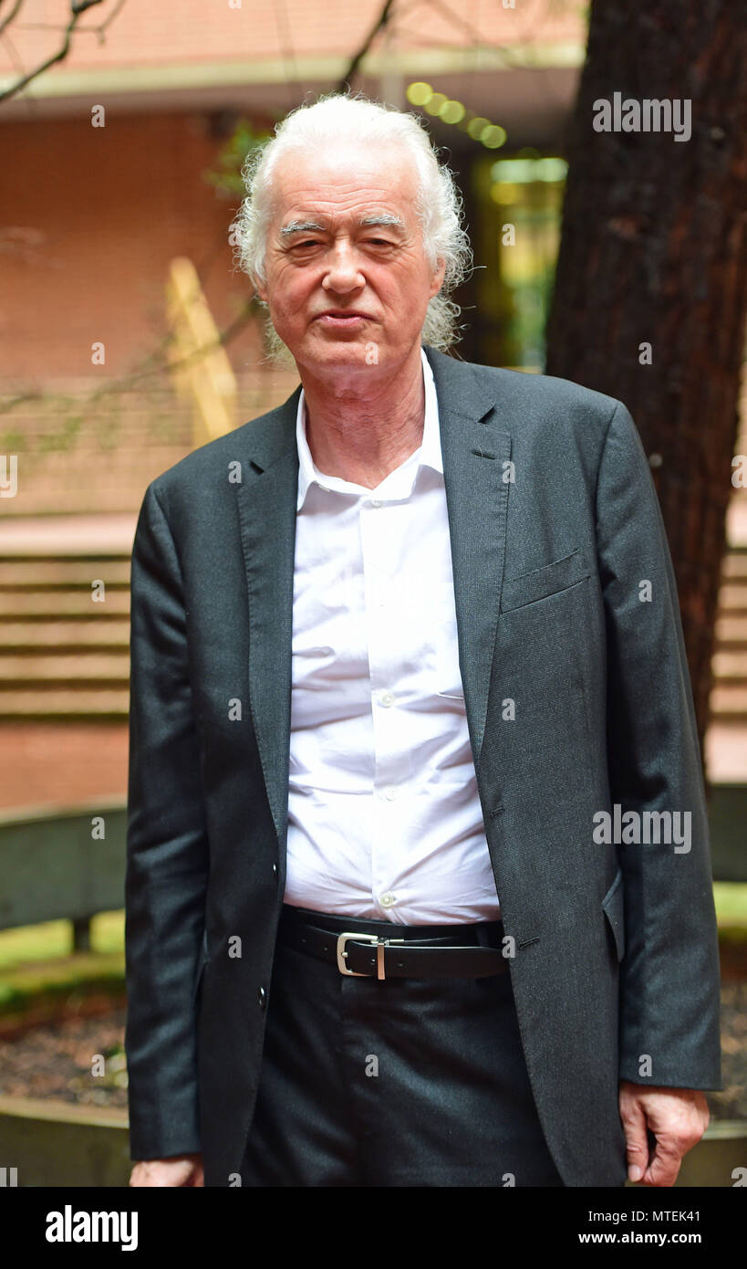 Led Zeppelin chitarrista Jimmy Page arriva a un permesso di pianificazione riunione a Kensington Town Hall di Londra, dove egli è parlare fuori contro un applicazione di pianificazione che crede possa pregiudicare la sua casa. Foto Stock
