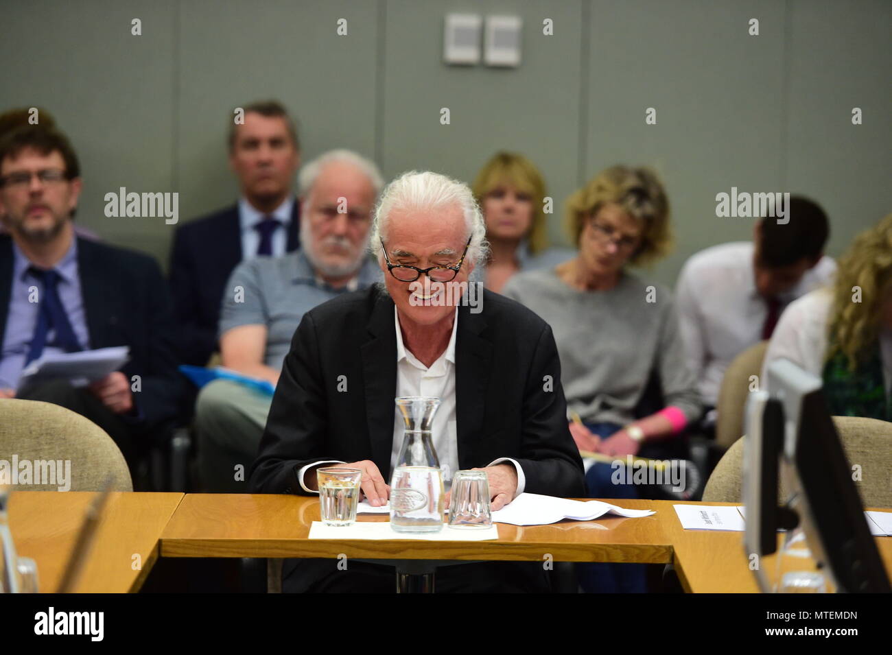 Led Zeppelin chitarrista Jimmy Page parla contro un applicazione di pianificazione che crede possa pregiudicare la sua casa, durante un permesso di pianificazione riunione a Kensington Town Hall di Londra. Foto Stock