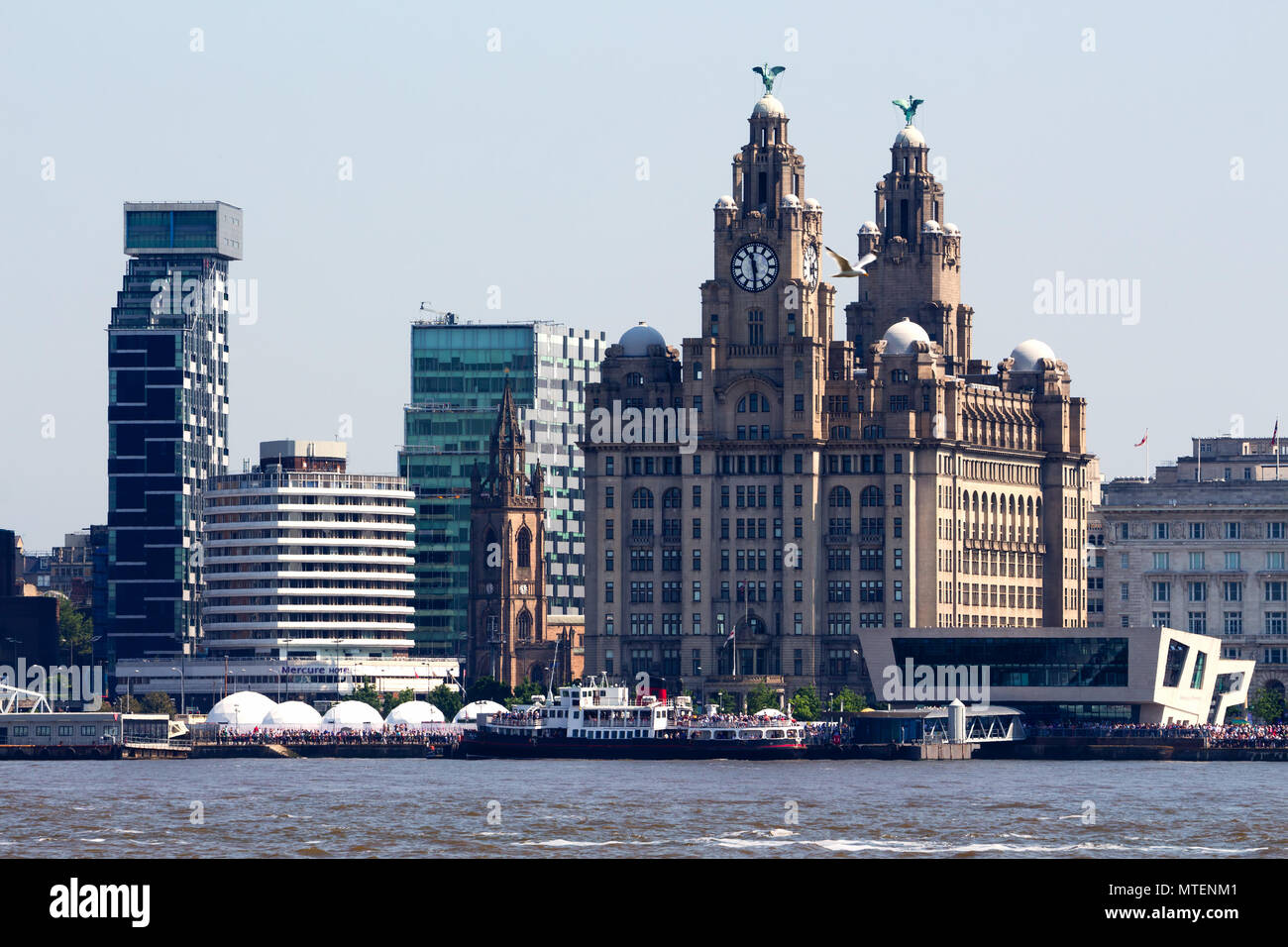 Il Traghetto Mersey Royal Iris passato a vela il fegato edifici sul fiume Mersey in Liverpool Regno Unito. Foto Stock