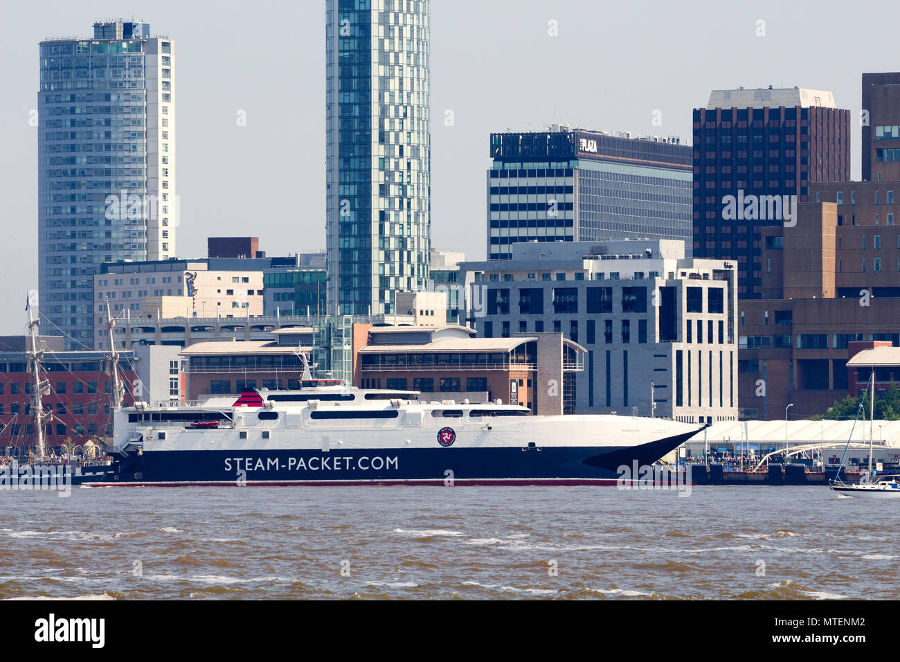 HSC Manannan catamarano ad alta velocita' traghetto per auto che corre tra Douglas IOM e Liverpool ad attraccare in Liverpool. Foto Stock