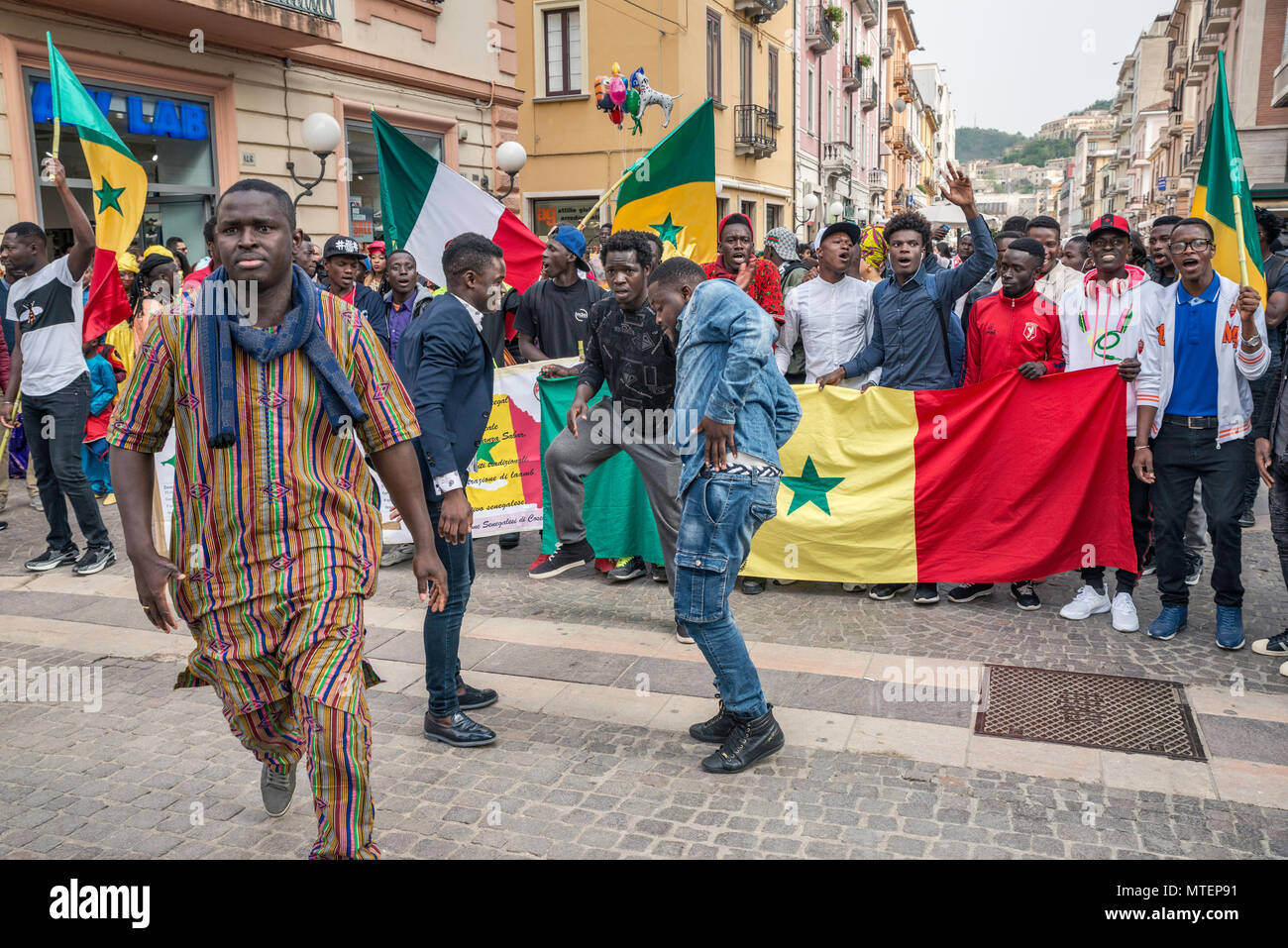 Gruppo di immigrati africani provenienti dal Senegal, il 15 aprile 2018, in Corso Mazzini a Cosenza, Calabria, Italia Foto Stock