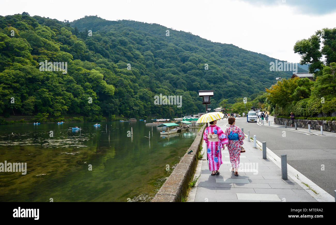 Kyoto, Giappone - 24 luglio 2016. Due donne vestite di Geisha sono a piedi dal fiume Katsura nell'area Arashiyama di Kyoto, Giappone Foto Stock