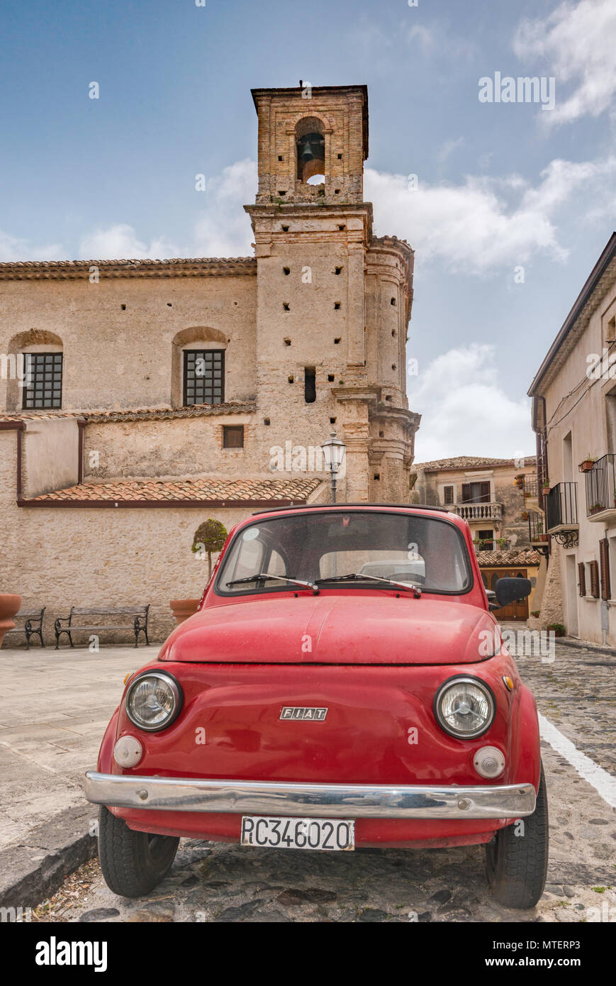 Vintage Fiat 500, Chiesa del Sacro Cuore di Gesu, chiesa del XVIII secolo, a Gerace, Calabria, Italia Foto Stock