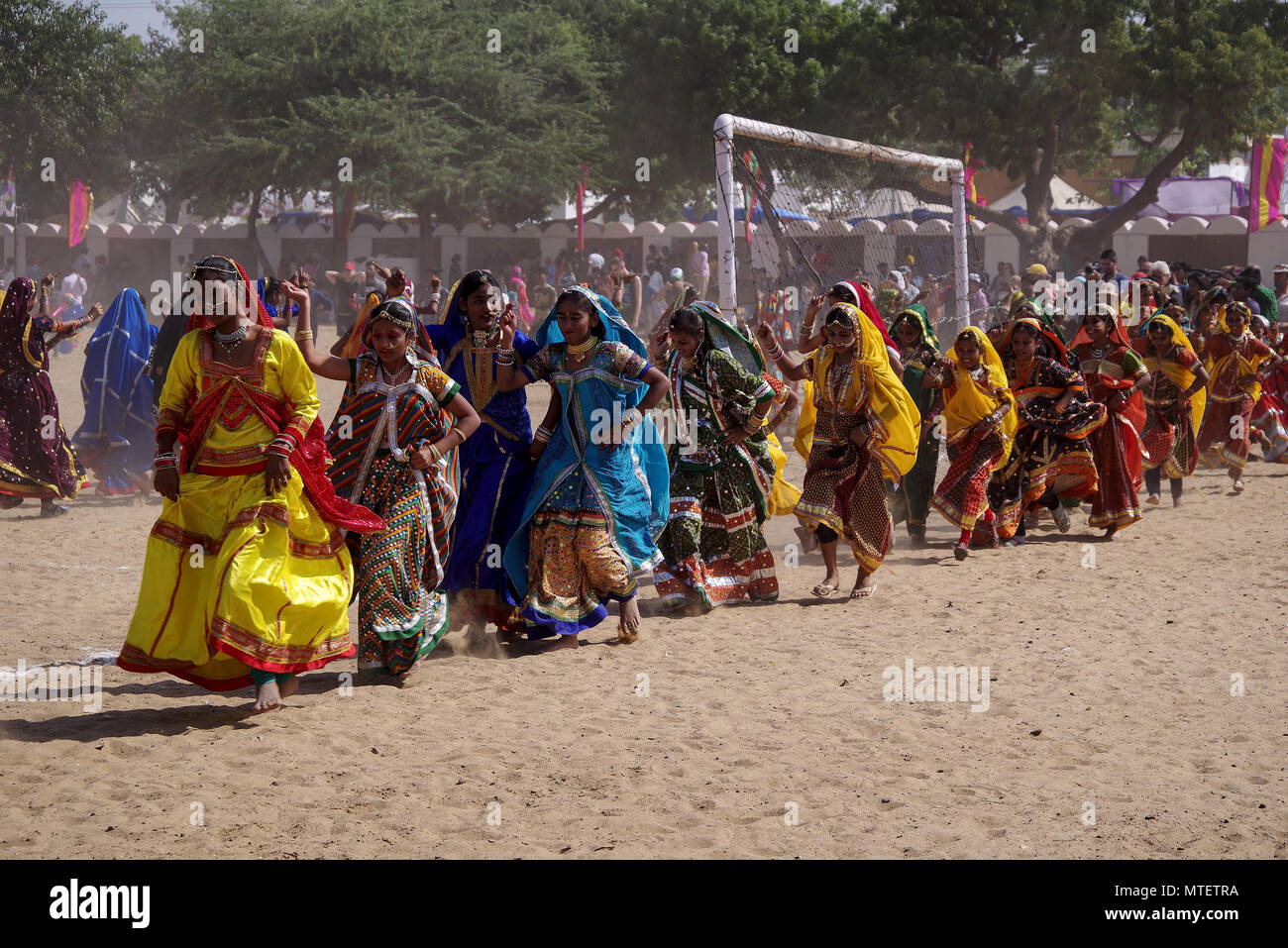Le ragazze non identificato perfoming tradizionale danza etnica a Pushkar Mela in Rajasthan, India Foto Stock