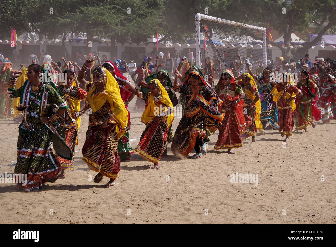 Le ragazze non identificato perfoming tradizionale danza etnica a Pushkar Mela in Rajasthan, India Foto Stock