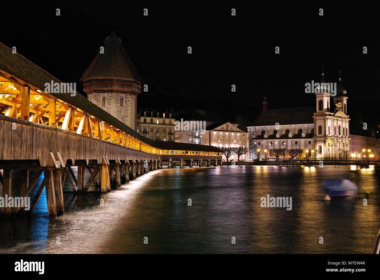 Il Ponte della Cappella di notte con acqua la torre e la chiesa di Lucerna Foto Stock