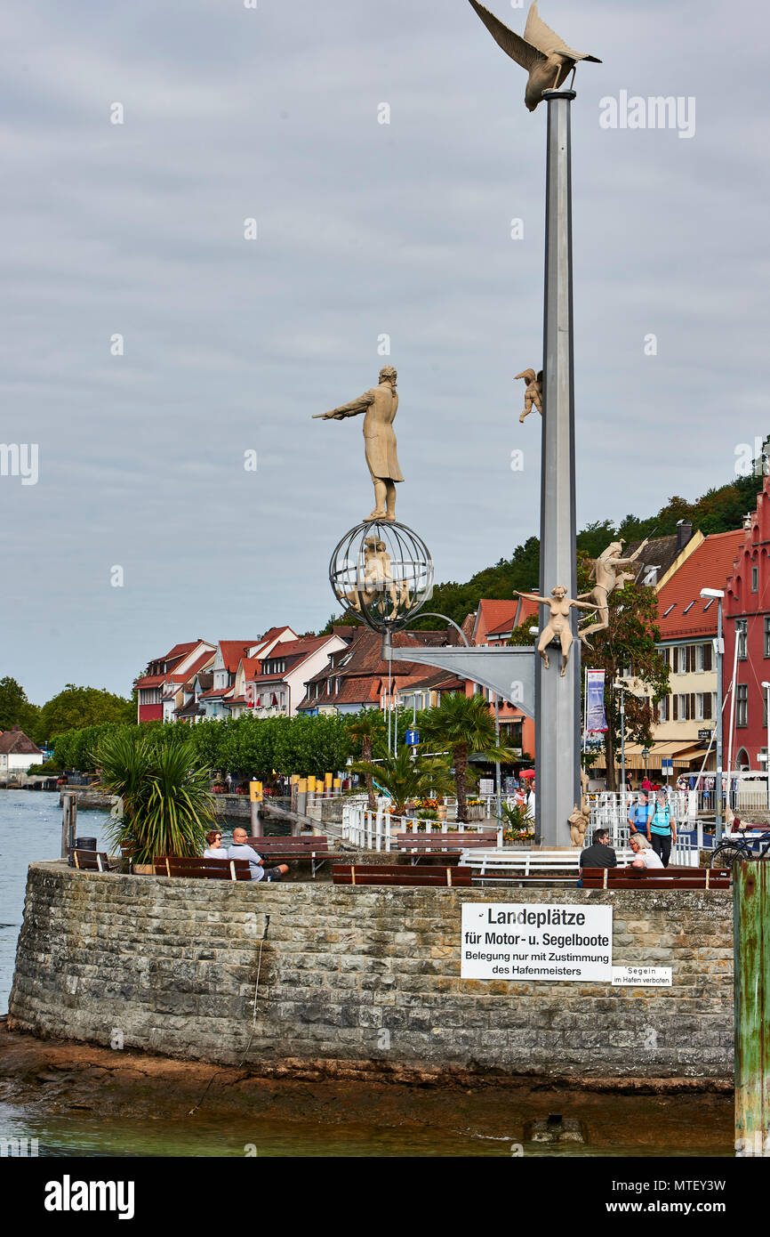 Statue uniche sulla scogliera a Meersburg harbour: gabbiano, Columbus, brutto donna, soldato - simbolica della natura umana Foto Stock