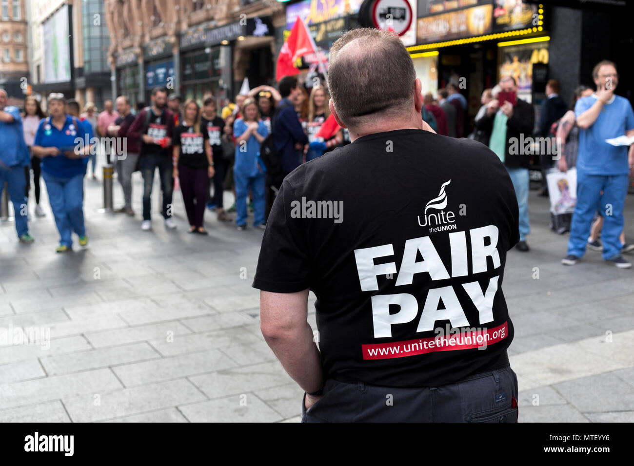 Unite gli attivisti per la retribuzione equa per TGI Friday lavoratori, Leicester Square Londra, maggio 2018 Foto Stock