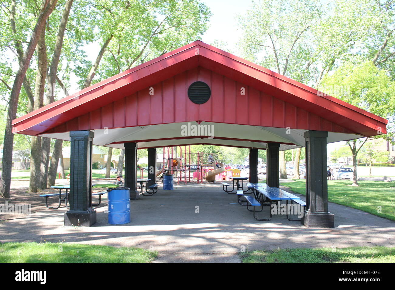 Mangiare sparso in Golf Mill Park parco giochi in una piccola cittadina, Niles Illinois in un caldo giorno d'estate e di sole. Foto Stock