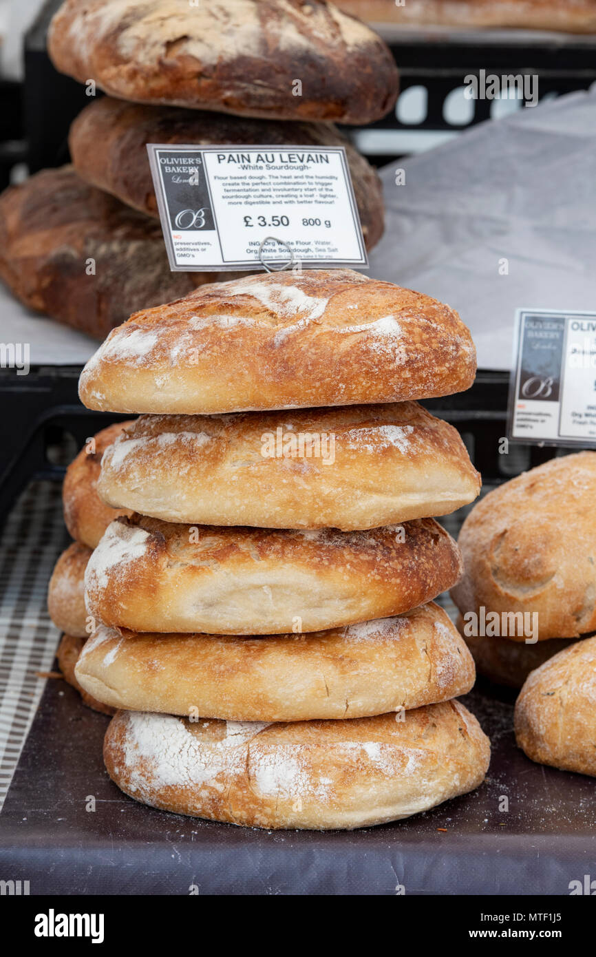 Pain Au Levain / Bianco del pane di pasta acida su una fase di stallo ad un festival di cibo. Oxfordshire, Inghilterra Foto Stock