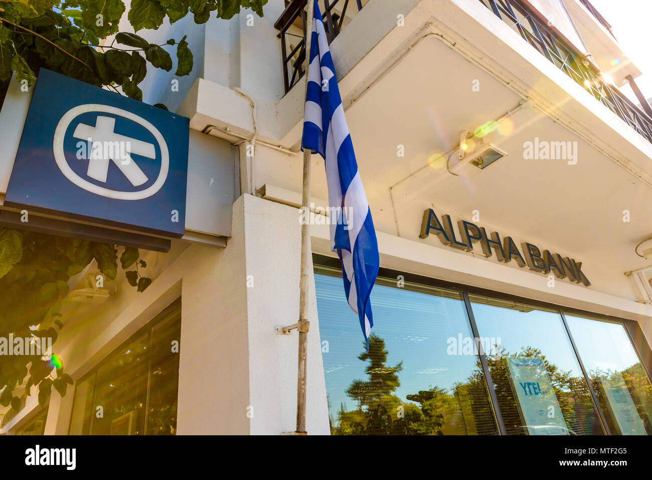 Città di Olimpia, Peloponneso e Grecia - Agosto 19, 2015: banca greca finestra con ATM e Bandiera della Grecia del locale Alpha Bank Foto Stock