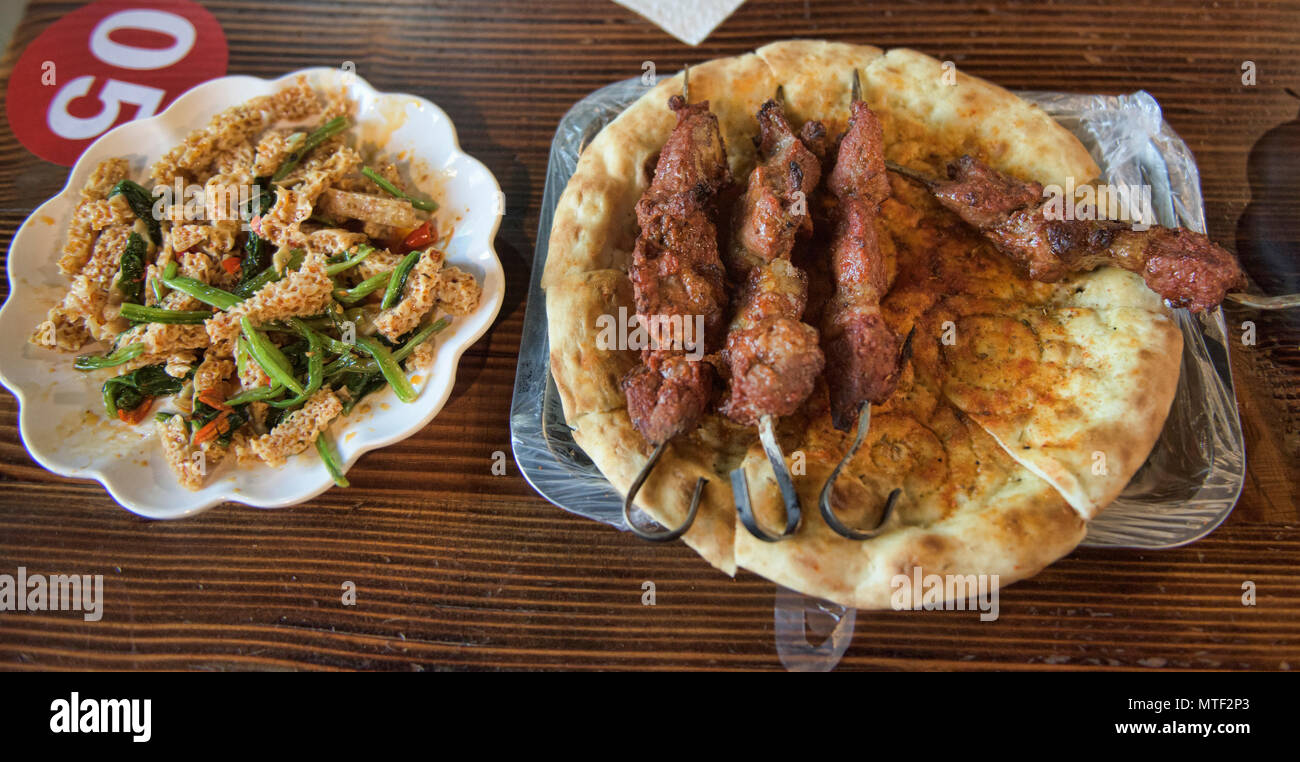 Spiedini di agnello e focacce, Uyghur specialità, Turpan, Xinjiang, Cina Foto Stock
