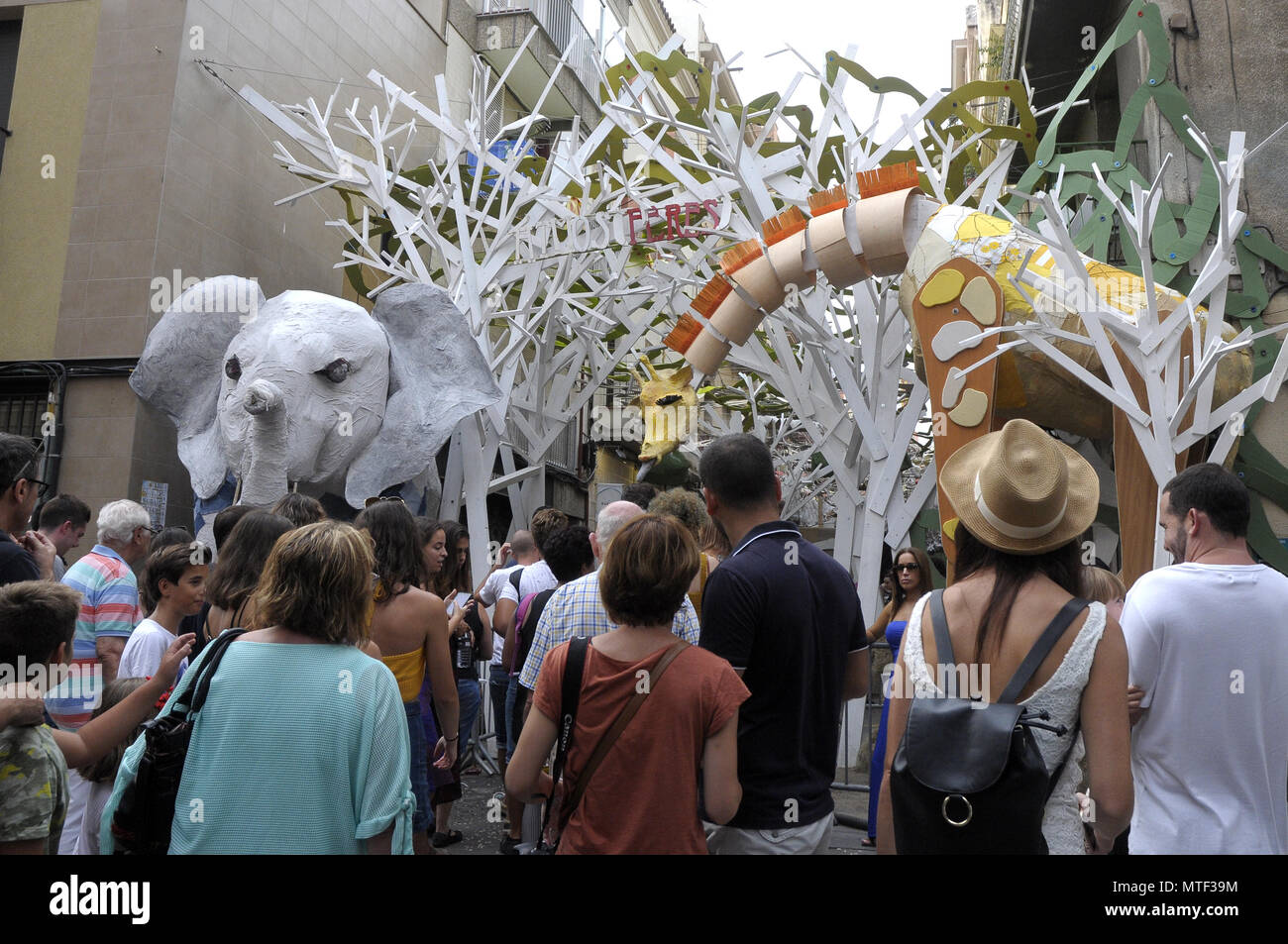 STRETS DECORETED durante il quartiere Gracia Summer Festival di Barcellona, persone che visitano le varie strade decorazioni intorno a Gracia fest. Foto: Rosmi Foto Stock