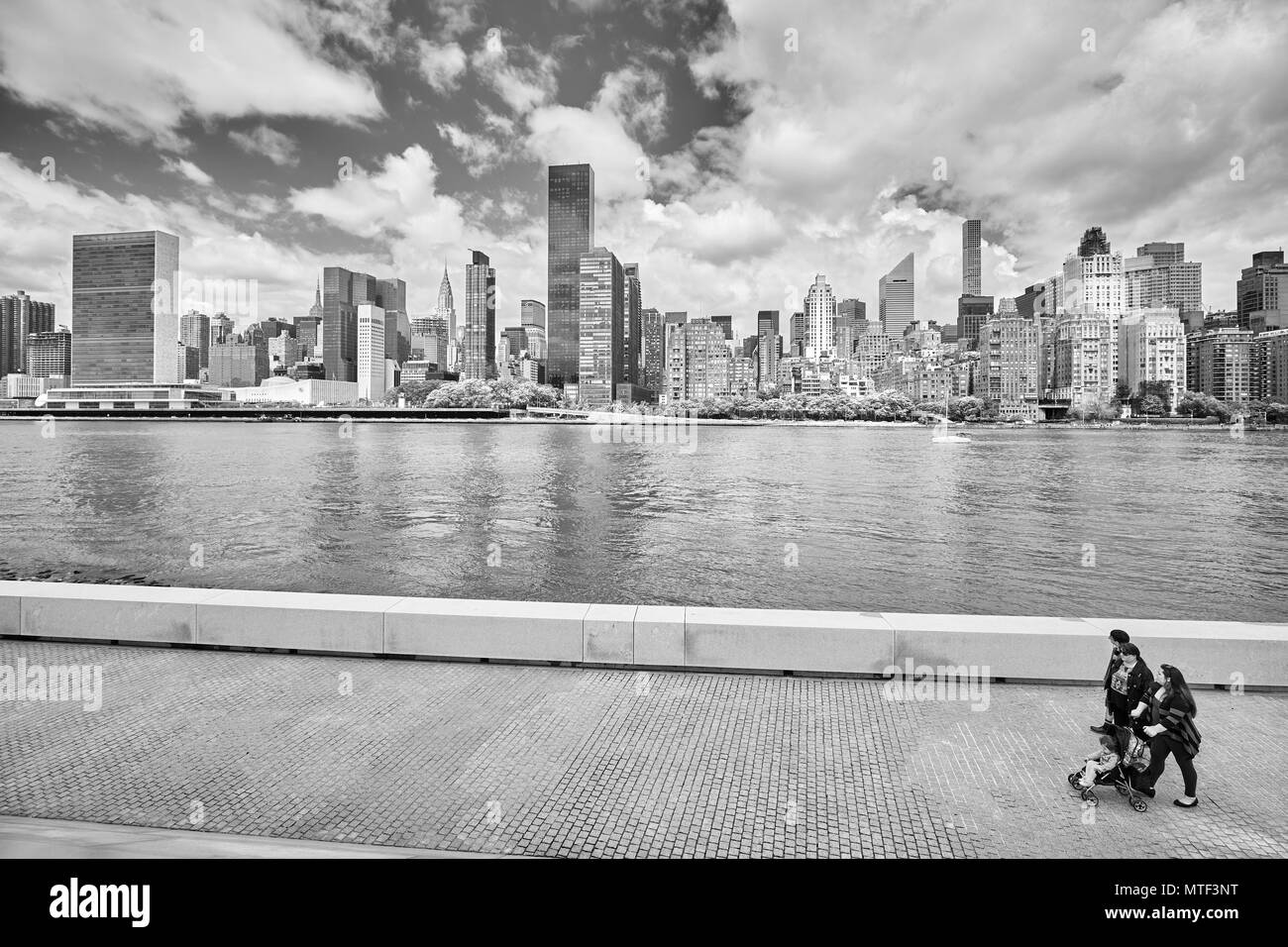 La città di New York, Stati Uniti d'America - 26 Maggio 2017: la gente al Roosevelt quattro libertà Park promenade con grande skyline di New York. Foto Stock