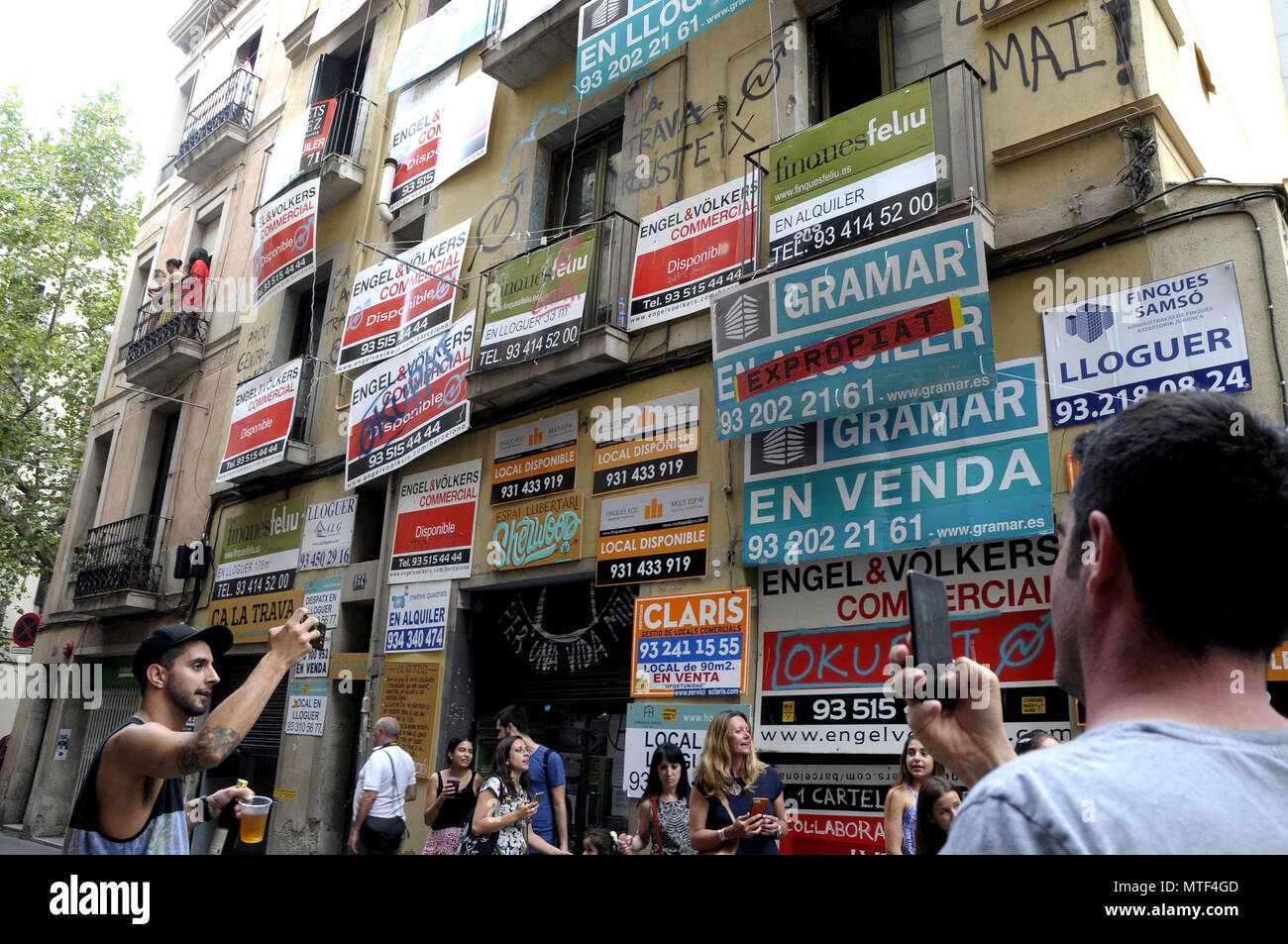 Decorazione contro l'aumento dei prezzi degli affitti e degli alloggi e a favore dell'occupazione. Barcellona Gracia Summer Festival Foto Stock