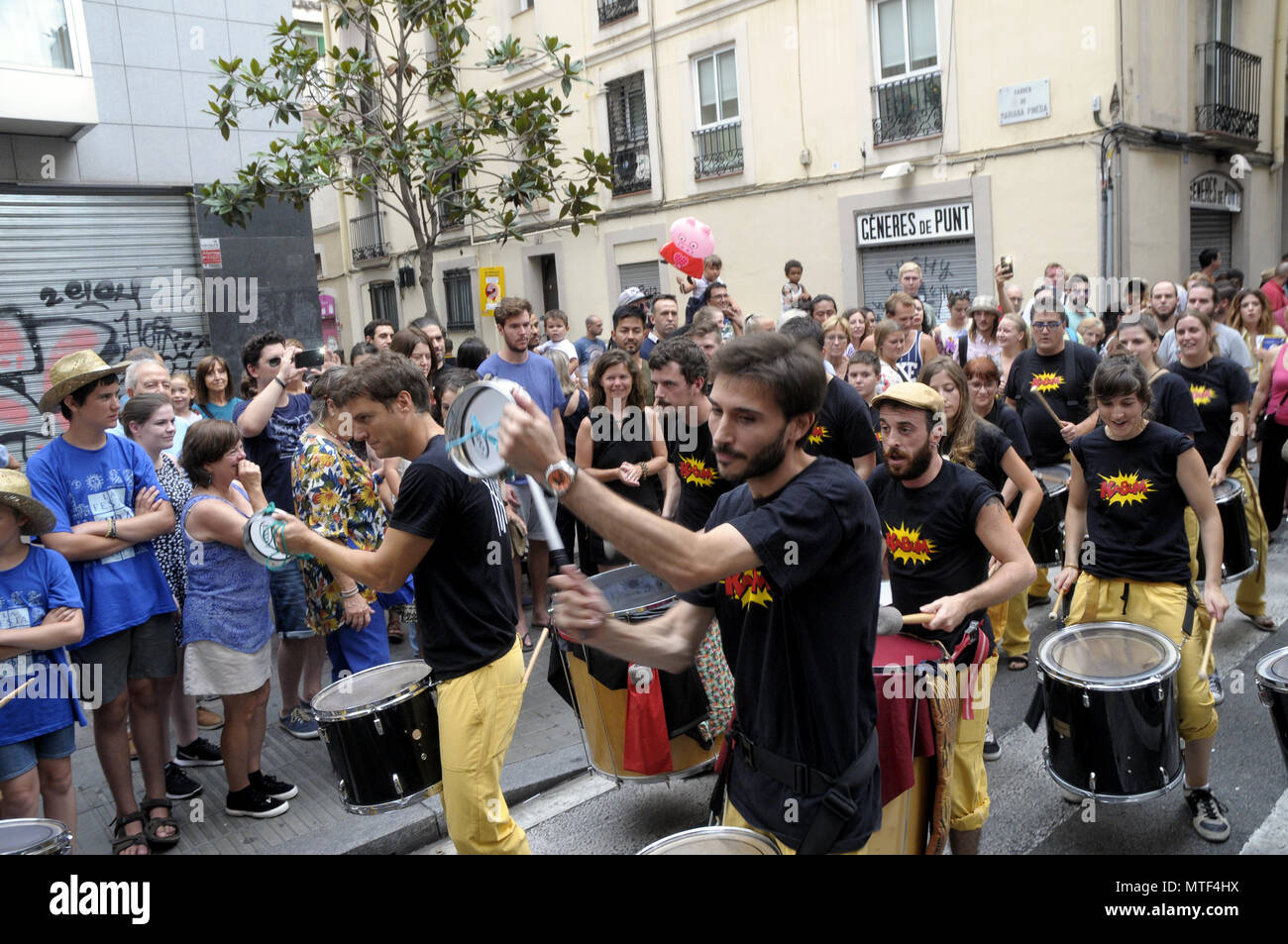 STRETS DECORETED durante il quartiere Gracia Summer Festival di Barcellona, persone che visitano le varie strade decorazioni intorno a Gracia fest. Foto: Rosmi Foto Stock